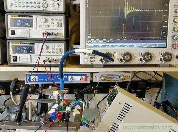 圖3：用于DC/DC轉換器的完整儀器設置展示。測試板輸入電壓調節(jié)至12V，柵極驅動調節(jié)器供電電壓為7V。右下方顯示了負載，Keysight 90000-X示波器、Teledyne Lecroy PP066傳輸線探頭和Huber Suhner Sucoflex 100電纜等也都可以在圖上看見。