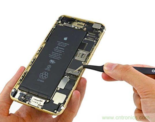 與iPhone 5S相比，電池尺寸更大，電池效率提高了16%。整部手機(jī)看起來就像一件藝術(shù)品，但看不到太多的內(nèi)部構(gòu)造。（來源：iFixit）